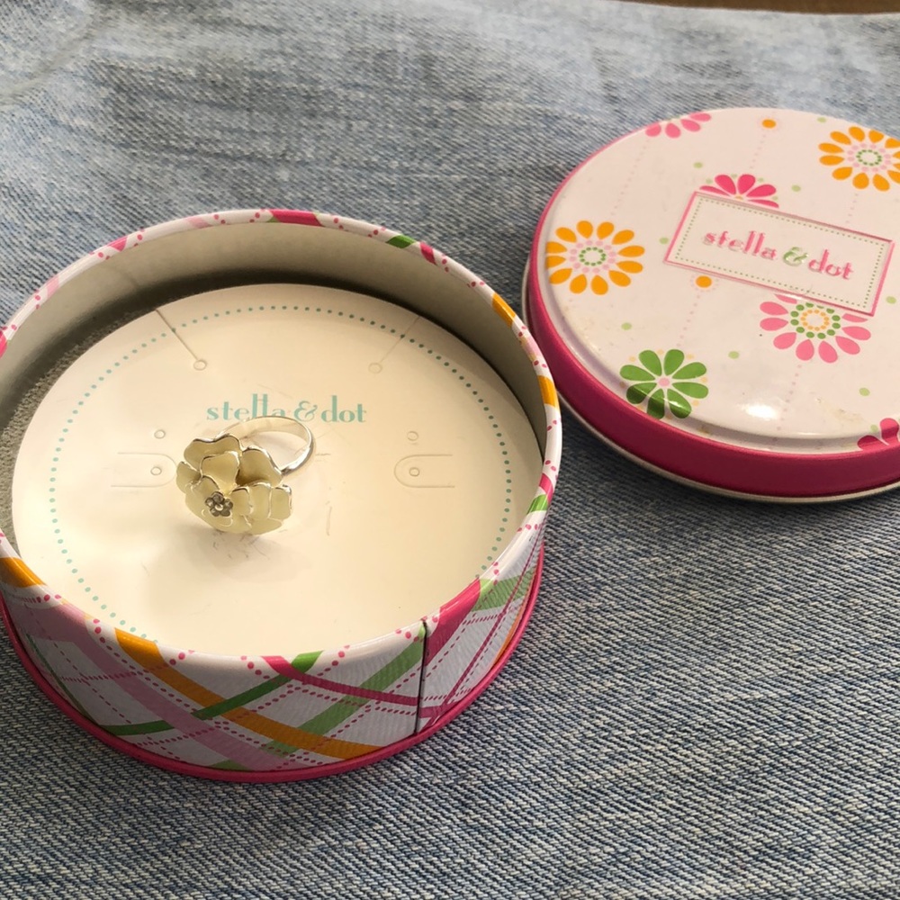 Sweet Stella & Dot Enameled Mini Bloom Flower ring